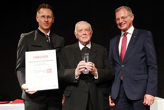 Bischof em. Maximilian Aichern erhält Auszeichnung 'Oberösterreicher von Herzen' / Diözese Linz