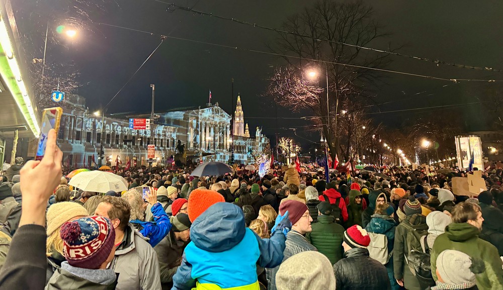 Demonstration gegen 'Rechtsextremismus und Rassismus' vor dem Parlament in Wien / Kathpress / Till Schönwälder