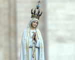 Die Originalstatue der Madonna von Fatima während eines Rosenkranzgebets mit Papst Franziskus am 12. Oktober 2013 auf dem Petersplatz.
