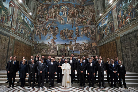 EU Regierungschefs bei Papst Franziskus / Copyright 2017, KNA. Alle Rechte vorbehalten, Osservatore Romano Papst Franziskus empfängt am 24. März 2017 die Staats- und Regierungschefs der 27 EU-Staaten zu einer Privataudienz im Vatikan anlässlich des 60. Jahrestags der Unterzeichnung der Römischen Verträge. Damit wurde am 25. März 1957 in Rom der Grundstein