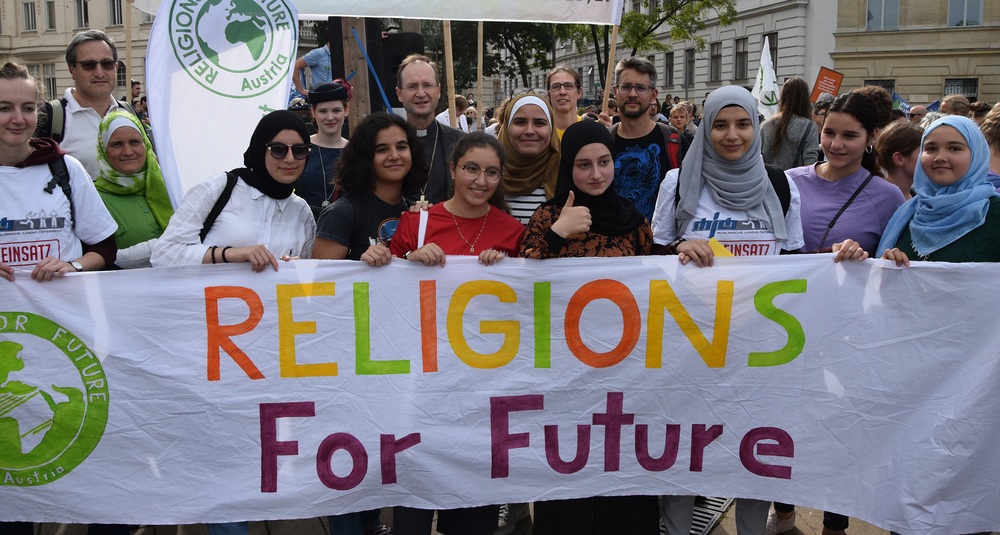 Bischof Turnovszky und Religions for Future / kathpress / Johannes Kienberger Der österreichische Jugendbischof Stephan Turnovszky ging Zusammen mit den 'Religions for Future' auf die Straße