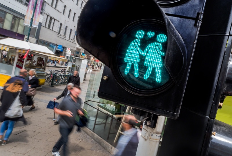 Linz, Österreich. Verkehrsampel mit gleichgeschlechtlichen Figuren als Zeichen für Offenheit und Toleranz.