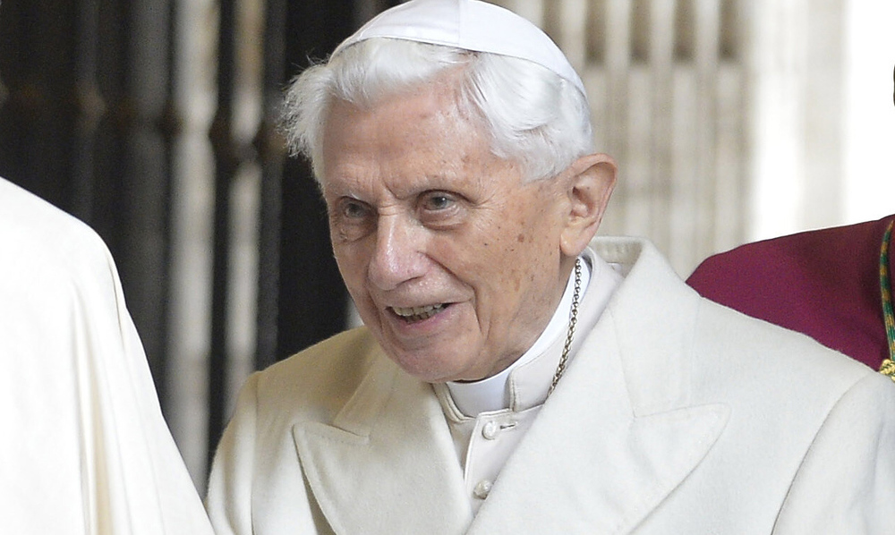 Eröffnung des Heiligen Jahres / © 2015 KNA, www.kna-bild.de - Nutzungsrechte vorbehalten., Osservatore Romano Eröffnung des Heiligen Jahres der Barmherzigkeit durch Papst Franziskus am 8. Dezember 2015 im Vatikan. Bild: Bild: Papst Franziskus begrüßt den emeritierten Papst Benedikt XVI. vor der Öffnung der Heiligen Pforte.