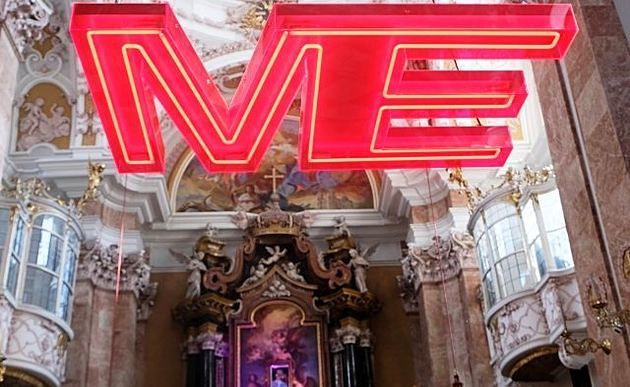 Installation 'ME' von Manfred Erjautz im Innsbrucker Dom / Diözese Innsbruck