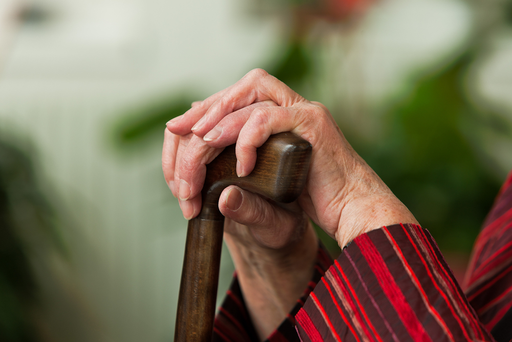 Gehbehinderte Seniorin mit Gehstock l?chelnd / Erwin Wodicka - BilderBox.com Alte Frau mit einem Stock