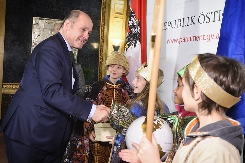Besuch der Sternsinger beim Nationalratspr?sidenten / Parlamentsdirektion/Johannes Zinner Nationalratspr?sident Wolfgang Sobotka (V) mit den Sternsingern der Pfarre Gersthof