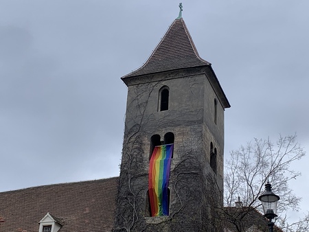 Kirche mit Regenbogenflagge