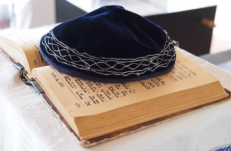 Jüdische Kippa auf einer Thora / pixabay / gemeinfrei Blick auf jüdisches Leben in Österreich: Hillel-Award 2025 vergeben