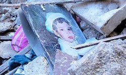 Kinderfoto in Trümmern eines eingestürzten Hauses in Aleppo