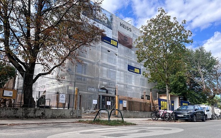 Verhüllte Fassade des Magdas Hotels im Wiener Prater