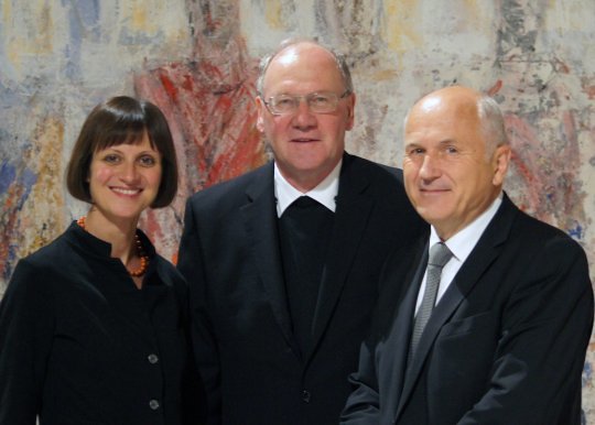 Bischof Schwarz, Fundamentaltheologin Guanzini und Hoher Repräsentant Inzko eröffneten das „Forum Junge Theologie“ in Tanzenberg. / © Foto: KPHE/Thonhauser
