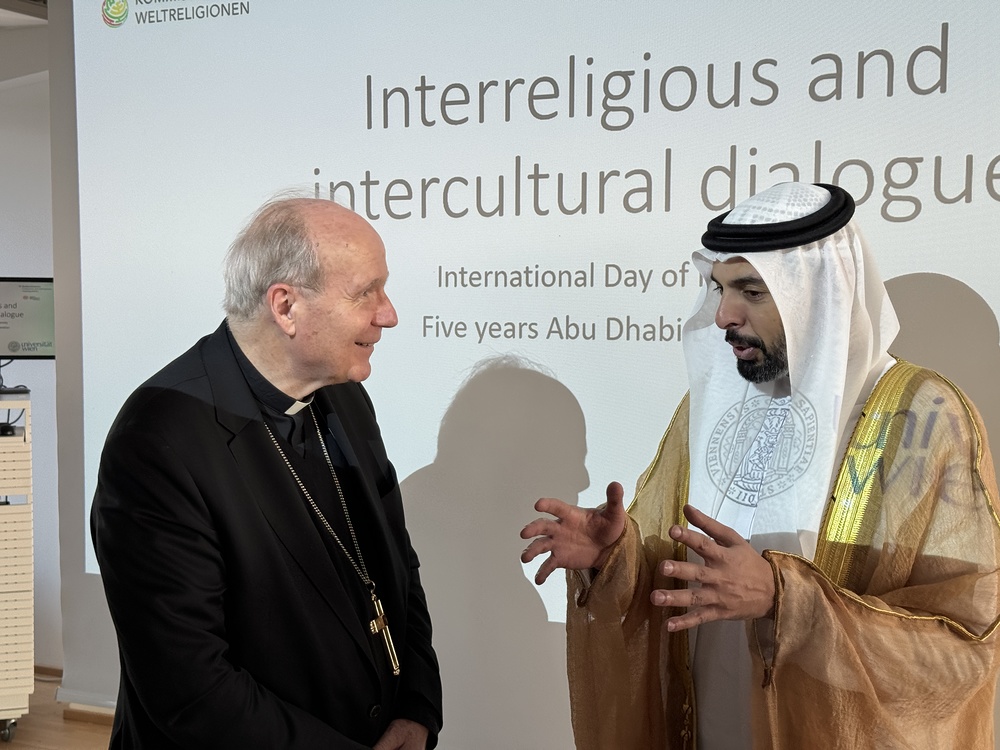 Kardinal Christoph Schönborn und Sheikh Abdullah Mohammed Khaled Ahemd Al Qasimi, Direktor der 'General Authority of Islamic Affairs and Endowments' (GAIAE) der Vereinigten Arabischen Emirate im Gespräch / Till Schönwälder/Kathpress