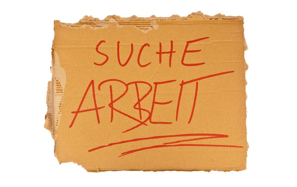 Schild eines Obdachlosen / Erwin Wodicka Das Schild aus Karton eines Obdachlosen. Isoliert auf wei?em Hintergrund