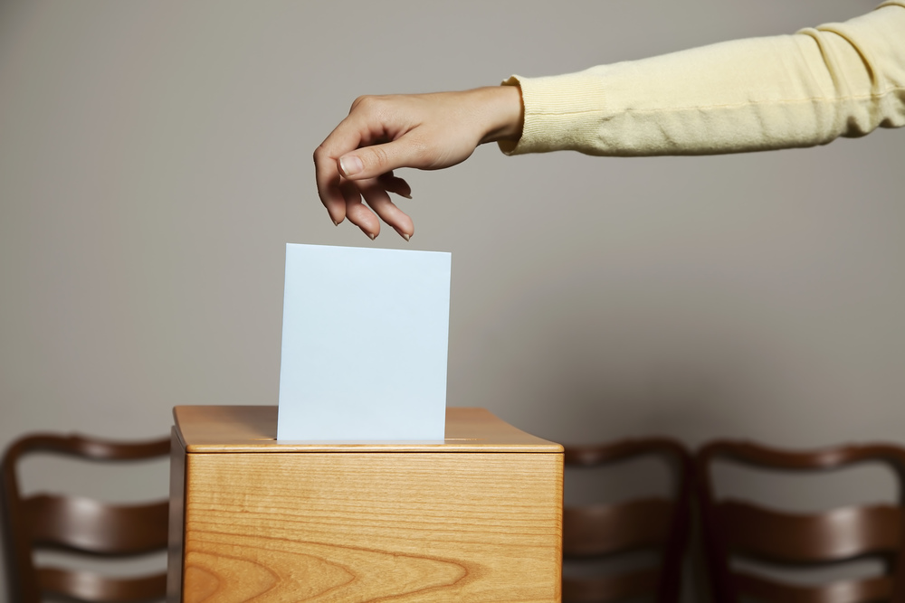 Frau in Wahlzelle / Erwin Wodicka Eine junge Frau bei einer Wahl in der Wahlzelle. Stimmabgabe in der Demokratie