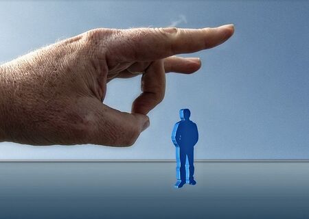 Hand schnippt Figur weg