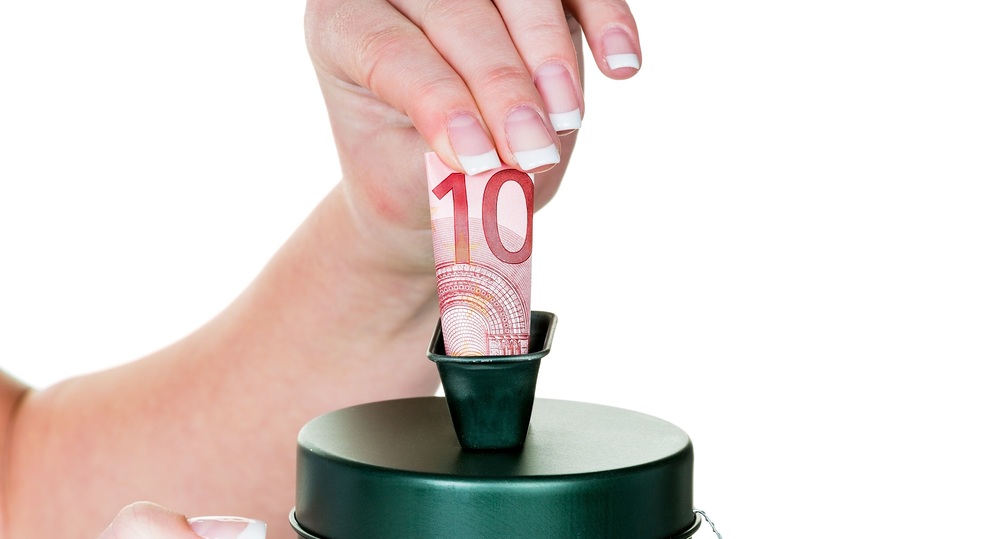 Hand mit Spendendose / Erwin Wodicka - wodicka@aon.at Eine Hand h?lt eine Spendensose. Es wird Geld gesammelt.