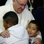 Papst Franziskus besuchte am 14. Februar 2016 in Mexico City, Mexiko, das Kinderkrankenhaus Federico Gomez. 
Bild: Er umarmt Kinder.