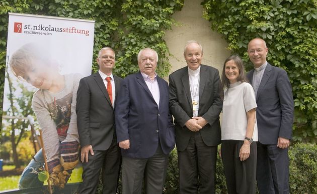 v.l. Geschäftsführer Walter, Altbürgermeister Häupl, Kardinal Schönborn, Pädagogik-Leiterin Haas, Dompfarrer Faber / Nikolausstiftung