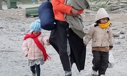 Frau mit Kindern auf der Flucht