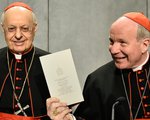 Vorstellung von 'Amoris Laetitia' / Copyright 2016, KNA. Alle Rechte vorbehalten, Cristian Gennari Vorstellung des nachsynodalen Schreiben von Papst Franziskus über Ehe und Familie 'Amoris Laetitia', 'Freude der Liebe', am 8. April 2016 im Vatikan. Bild: Kardinal Lorenzo Baldisseri (l.), Generalsekretär der Bischofssynode, und der Wiener Kardinal
