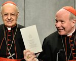 Vorstellung des nachsynodalen Schreiben von Papst Franziskus über Ehe und Familie 'Amoris Laetitia', 'Freude der Liebe', am 8. April 2016 im Vatikan. Bild: Kardinal Lorenzo Baldisseri (l.), Generalsekretär der Bischofssynode, und der Wiener Kardinal 