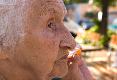 Seniorin [ (c) www.BilderBox.com, Erwin Wodicka, Siedlerzeile 3, A-4062 Thening, Tel. + 43 676 5103678.Verwendung nur gegen HONORAR, BELEG,URHEBERVERMERK und den AGBs auf bilderbox.com](in an im auf aus als and beim mit einer einem eines * & der die 