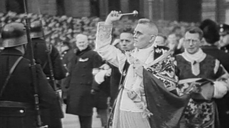 kreuz und quer: 'Gr?? Gott und Heil Hitler', Die katholischen Bisch?fe ?sterreichs agierten 1938 gegen?ber dem nationalsozialistischen Regime ?ngstlich und unbeholfen. Sie versuchten, sich irgendwie mit den neuen Machthabern zu arrangieren. Ebenso ab