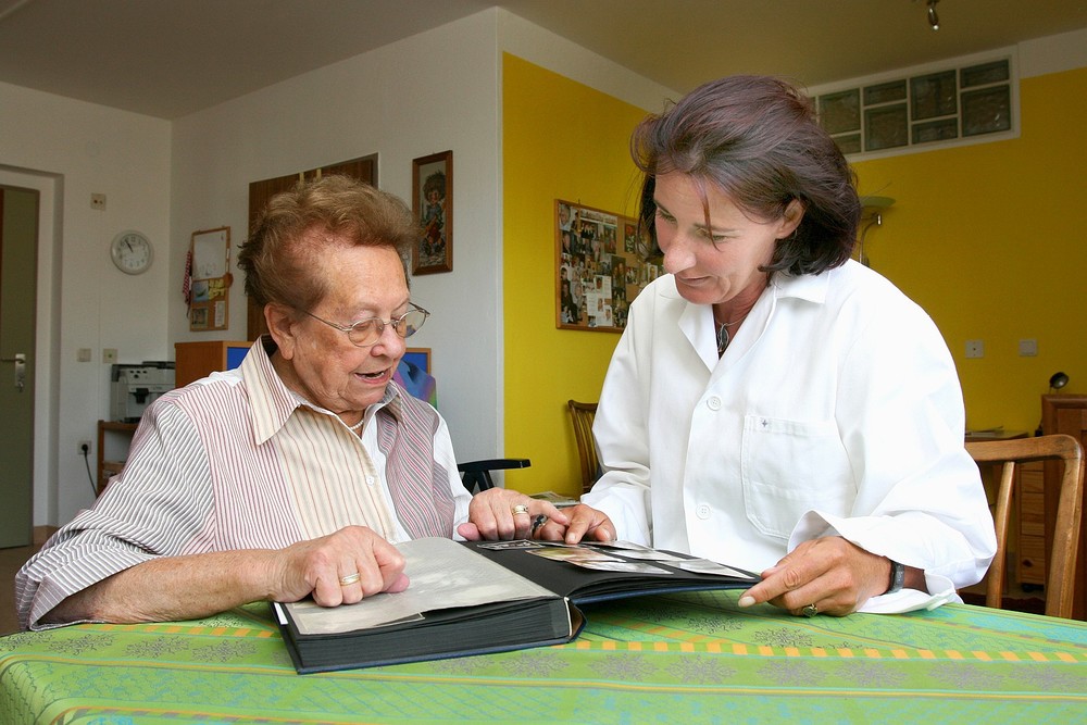 Seniorin mit Pflegerin / bilderbox.com / Wodicka