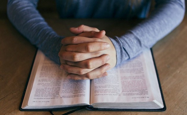 Betende Hände über der Bibel / pixabay / gemeinfrei