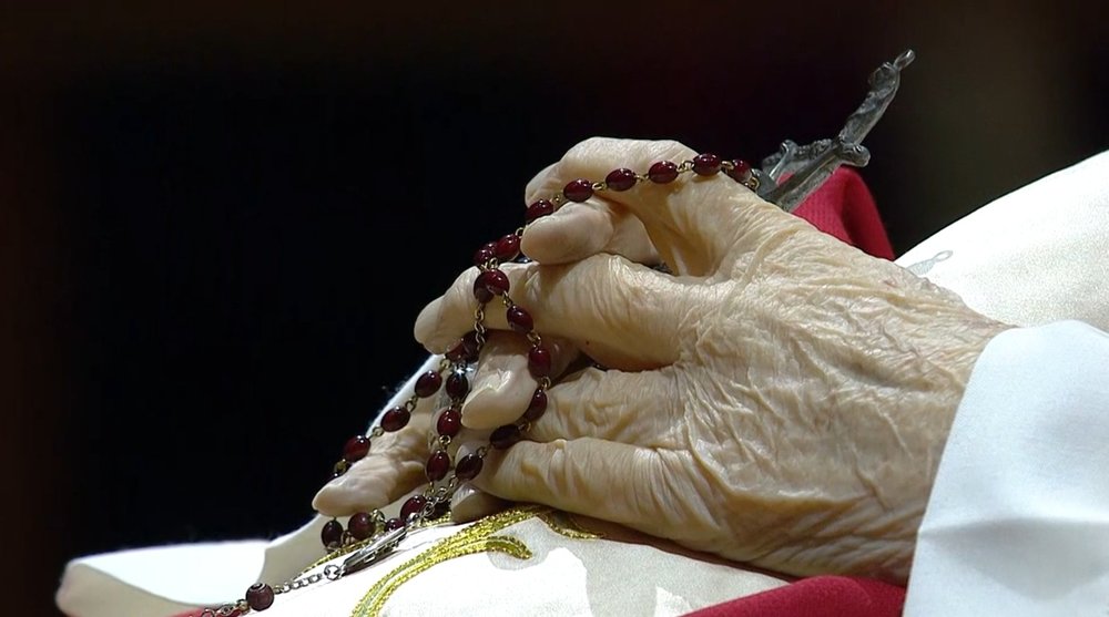 Hände des verstorbenen Benedikt XVI. nach dessen Aufbahrung / Vatican News Aufgebahrte Päpste: Einblicke in die Kunst des Konservierens
