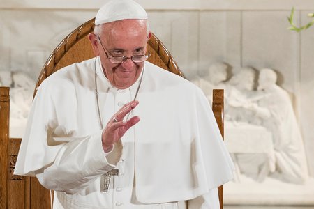 Papst Franziskus in der Kirche St. Patrick / © 2015 KNA, www.kna-bild.de - Nutzungsrechte vorbehalten., Saul Loeb/ Reuters Pool Papst Franziskus besucht die Kirche St. Patrick am 24. September 2015 in Washington. Bild: Papst Franziskus winkt den Anwesenden.