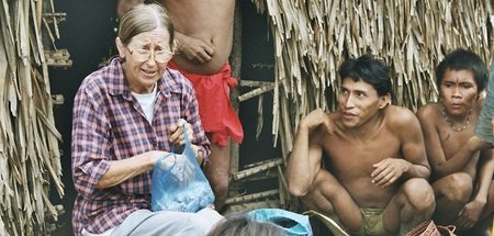 Sr. Maria Wachtler (1935-2016) mit Angehörigen des Yanomami-Volkes