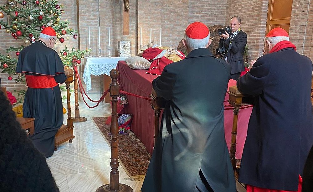 Erste Besucher bei aufgebahrtem Benedikt XVI. / Twitter / FrancescoGrana