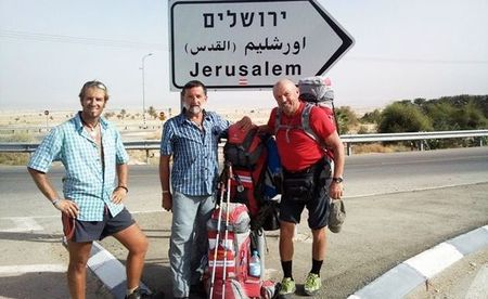 David Zwilling (rechts) am Weg nach Jerusalem / zwilling.at