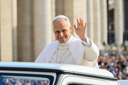 Papst Leo XIV. winkt aus dem Papamobil bei der Generalaudienz am 15. Oktober 2025 auf dem Petersplatz im Vatikan.