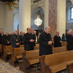 Mitglieder der Ö. Bischofskonferenz beim Gebet in Mariazell zum Beginn der Vollversammlung (15.6.2020)