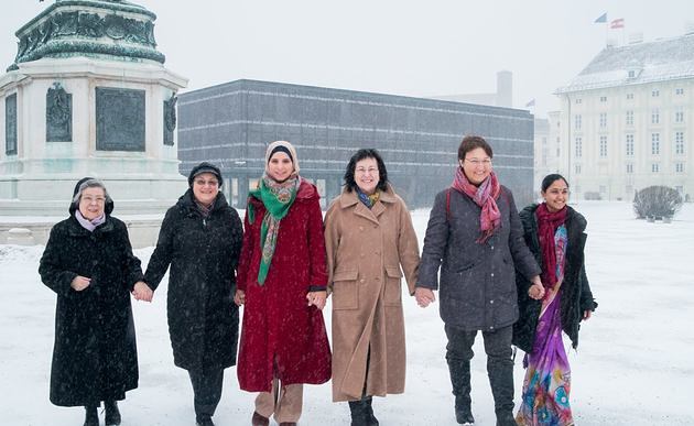 'Hand in Hand gegen rechts' / Foto: Paul Schreiber / https://www.facebook.com/Katholische Frauenbewegung Oesterreichs