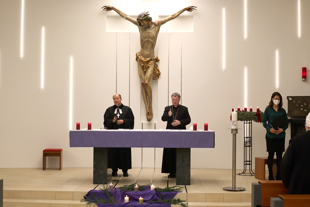 (v.l.) Superintendent Gerold Lehner und Bischof Manfred Scheuer hielten stellvertretend für alle Menschen, die an COVID-19 erkrankt sind, und für alle im Gesundheitswesen, Pflege- und Sozialbereich Tätigen ein adventliches Gebet in der Kapelle des Kr / © Diözese Linz / Kraml