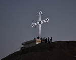 Nordirak, Ninive-Ebene, neu errichtetes Kreuz über der Christenstadt Telskof / Kathpress / Pulling