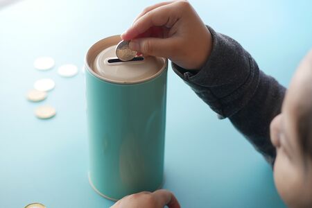 Kind mit Spardose