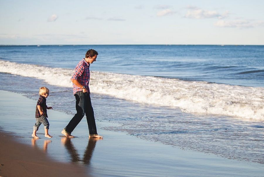Vater und Sohn am Strand / pexels.com / gemeinfrei Wien: Familienverbands-Tagung bewirbt Elternteilzeit für Väter