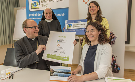 PK Nachhaltigkeit / Beitritt Klimabündnis Tirol / Sr. Notburga Maringele, Mitglied der Frauenkommission, Bischof Hermann Glettler, Bischof der Diözese Innsbruck, Landeshauptmann-Stellvertreterin Ingrid Felipe, Obfrau vom Klimabündnis Tirol, Daniela S