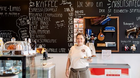 Kellnerin im Mamas Café
