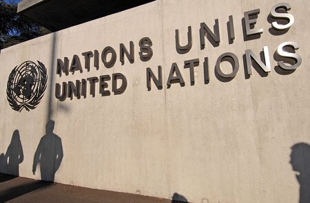 United Nations Emblem der Vereinten Nationen am Eingang zum Genfer Hauptquartier der UNO am Platz der Nationen