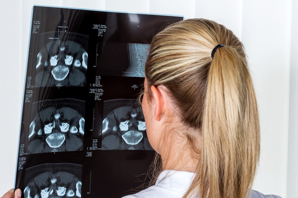 Krankenschwester mit Befund / bilderbox.com / Wodicka