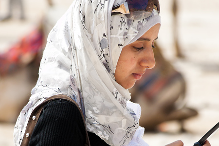 Eine junge muslimische Frau mit Handy / Erwin Wodicka - www.bilderbox.com, Erwin Wodicka Eine junge muslimische Frau mit Handy