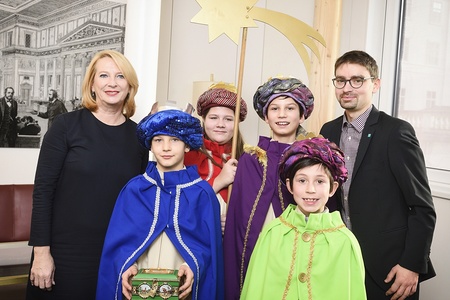 Zweite Nationalratspr?sidentin Doris Bures (S) mit den Sternsingern, rechts im Bild der Gesch?ftsf?hrer der Dreik?nigsaktion Jakob Wieser