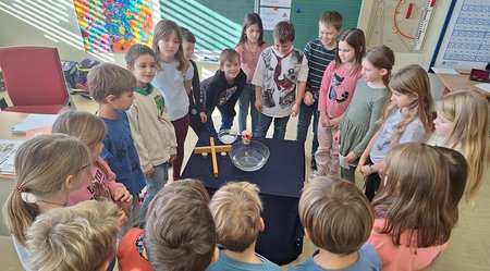 Kinder im Religionsunterricht