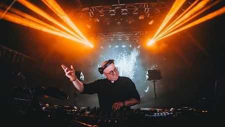 DJ 'Padre Guilherme' bringt christlichen Techno nach Mörbisch