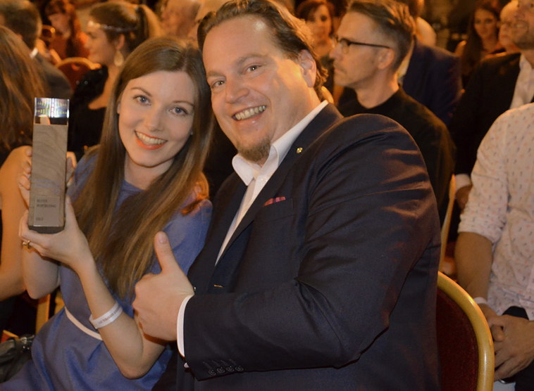 Gerlinde Wallner mit radio klassik Stephansdom-Chefredakteur Christoph Wellner - mit der Radiotrophäe in Gold für die Sendung 'Die Krisenmama- über eine Liebe auf Zeit' / Georg Gatnar
